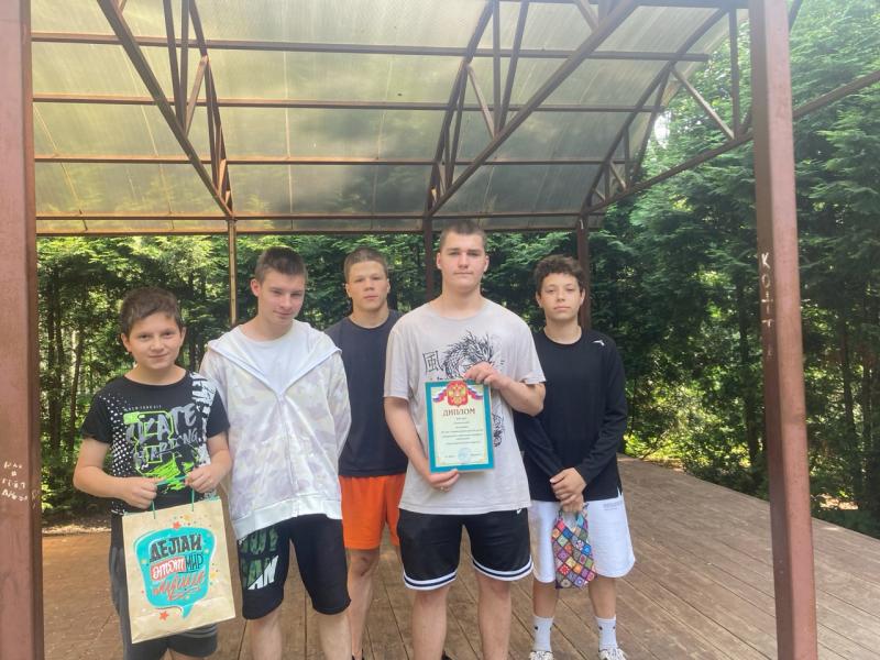 Понедельник начинается с линейки.