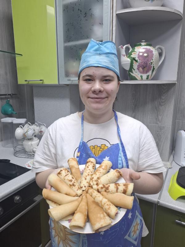 Аня на кухне: блинчики, улыбка и уверенные руки