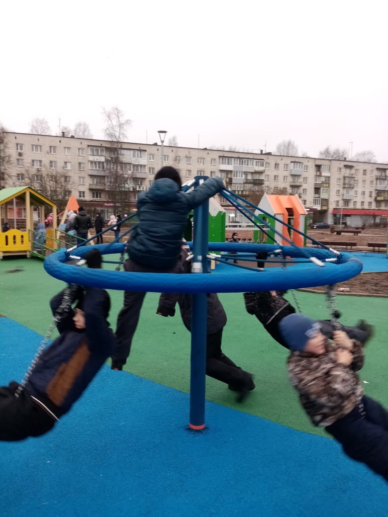 Зимняя прогулка на игровую площадку: радость, качели и предновогоднее настроение.