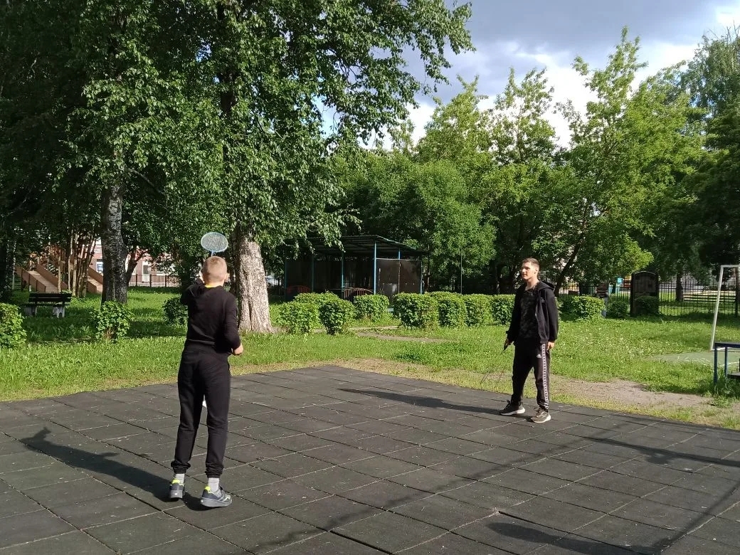 Спортивный час: играем в бадминтон