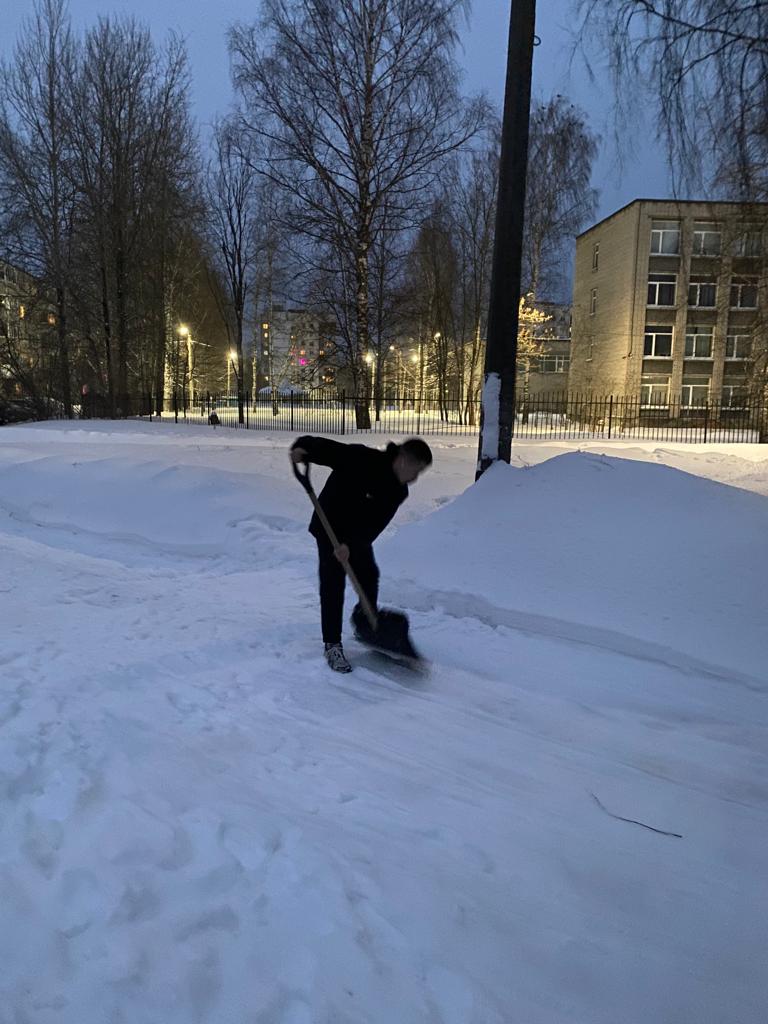 Помогаем чистить снег