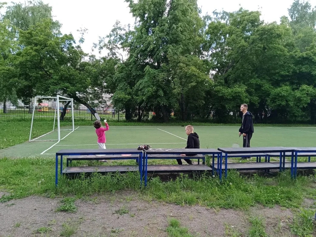 Спортивный час: играем в бадминтон