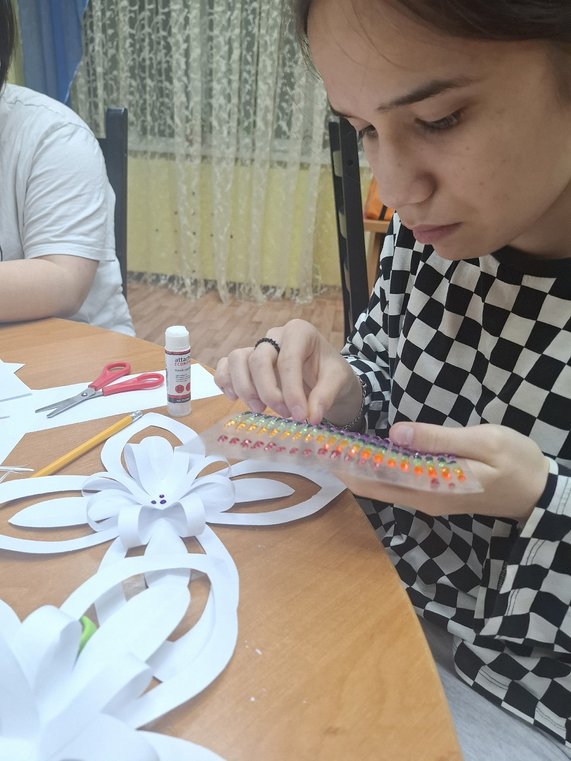Первый снег и первые снежинки: в нашей мастерской кипит волшебная работа!