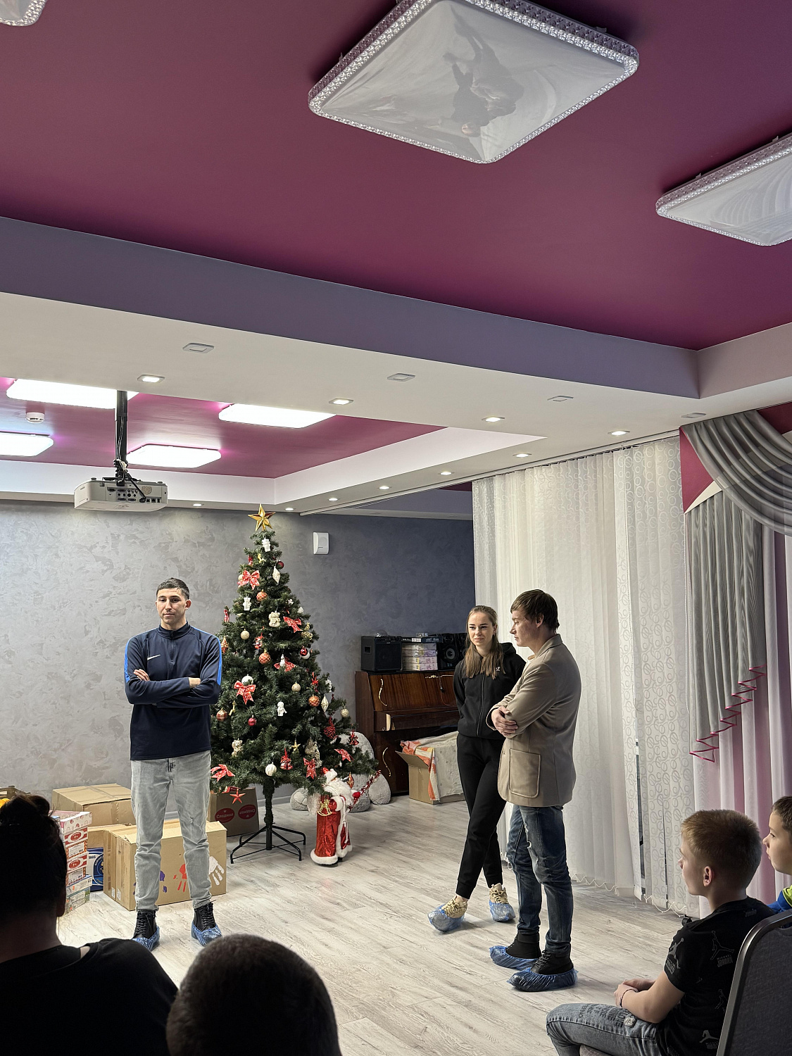 Выпускники детского дома поздравили детей ресурсного центра с наступающим 2025 годом