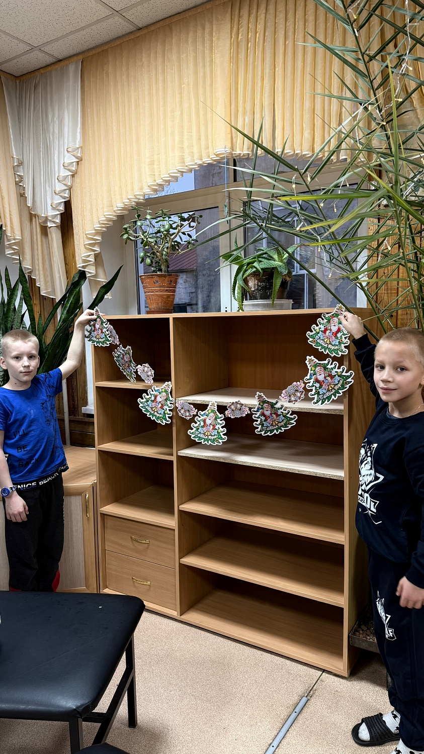 Новогодние хлопоты начались! Наши ребята создают праздник своими руками