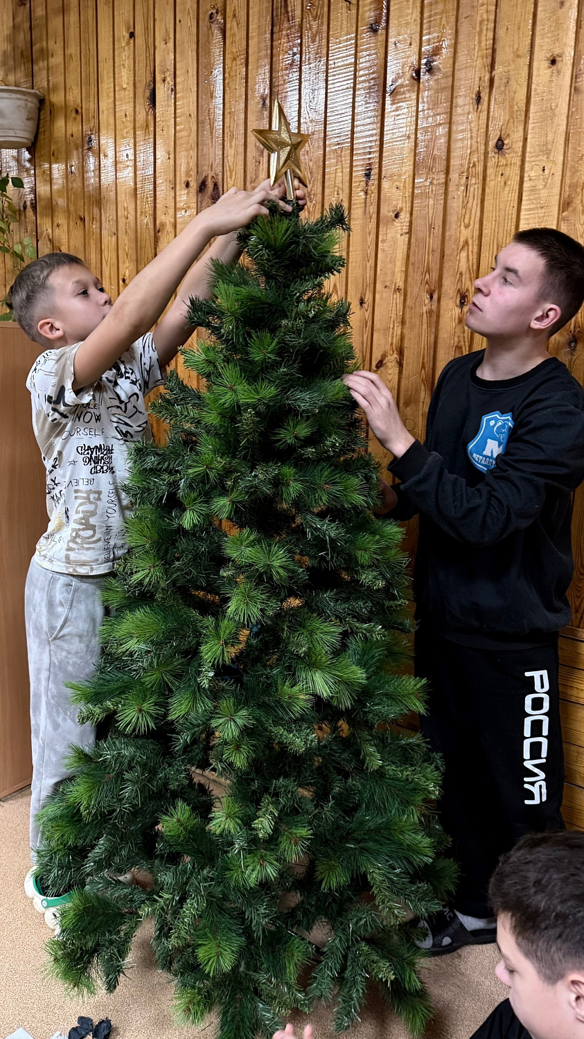 Новогодние хлопоты начались! Наши ребята создают праздник своими руками