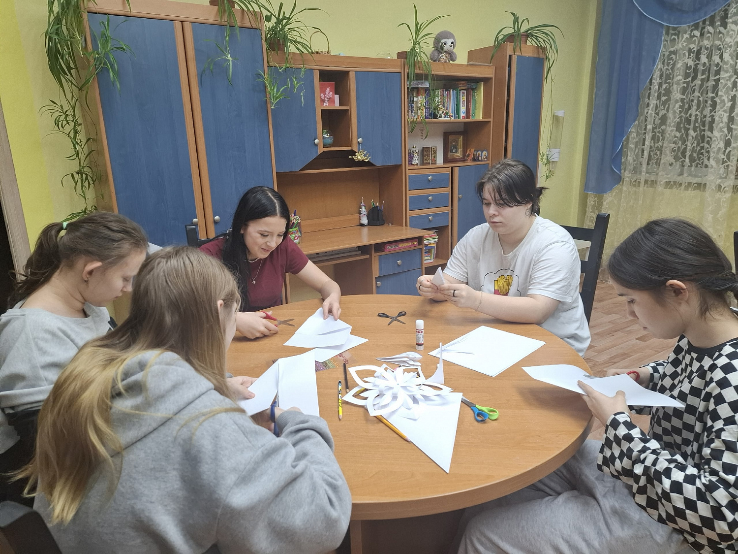 Первый снег и первые снежинки: в нашей мастерской кипит волшебная работа!