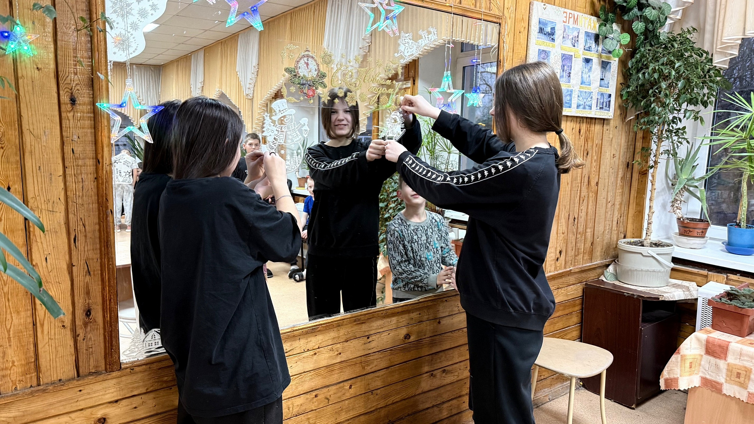 Новогодние хлопоты начались! Наши ребята создают праздник своими руками