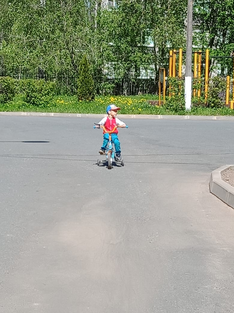 Прогулка на детских площадках