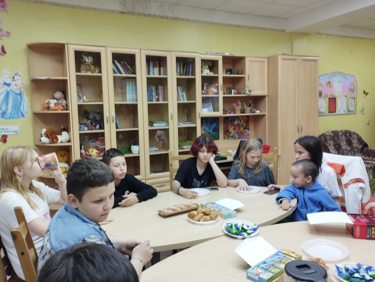 В рамках  волонтерской деятельности  к воспитанникам ГБУ ЛО "Тихвинский ресурсный центр" пришли гости из Воскресной школы
