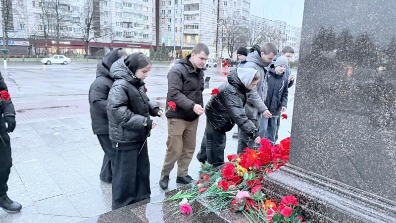 Память сильнее времени: воспитанники ГБУ ЛО «Тихвинский ресурсный центр» почтили память героев-освободителей.