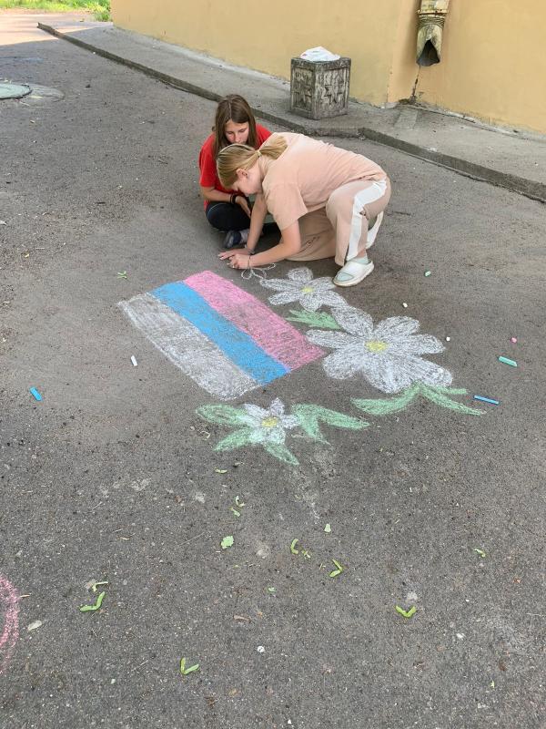 Рисунки на асфальте «Дети рисуют мир»
