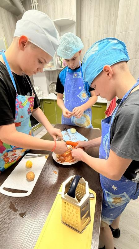 Юные кулинары освоили искусство приготовления супа с фрикадельками