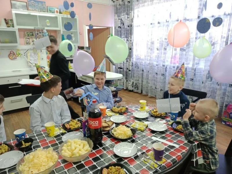 День рождения Кирилла: праздник, наполненный улыбками и вниманием друзей.