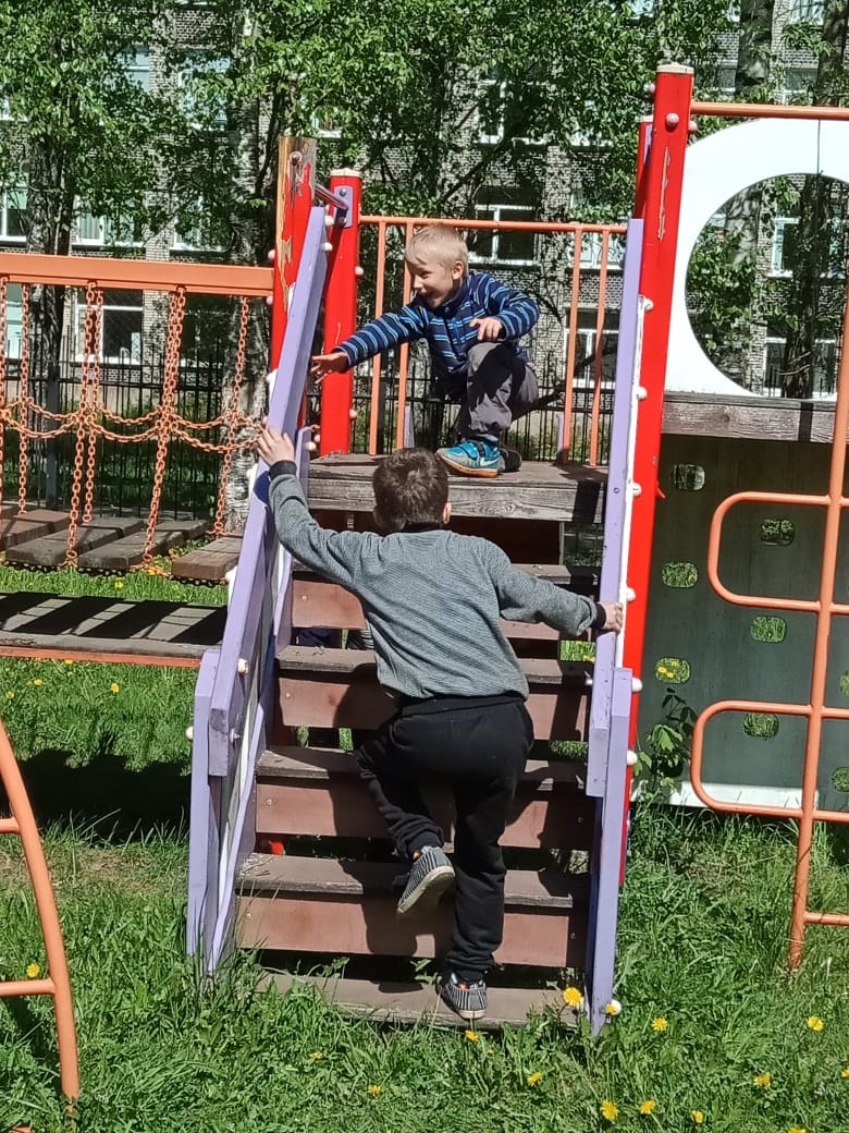 Прогулка на детских площадках