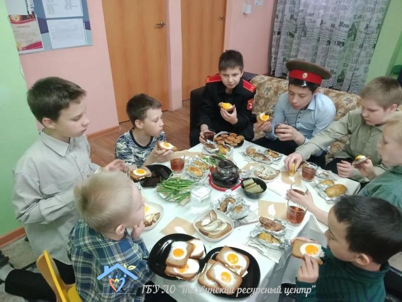 Воспитанники Тихвинского ресурсного центра попробовали блюда настоящей полевой кухни