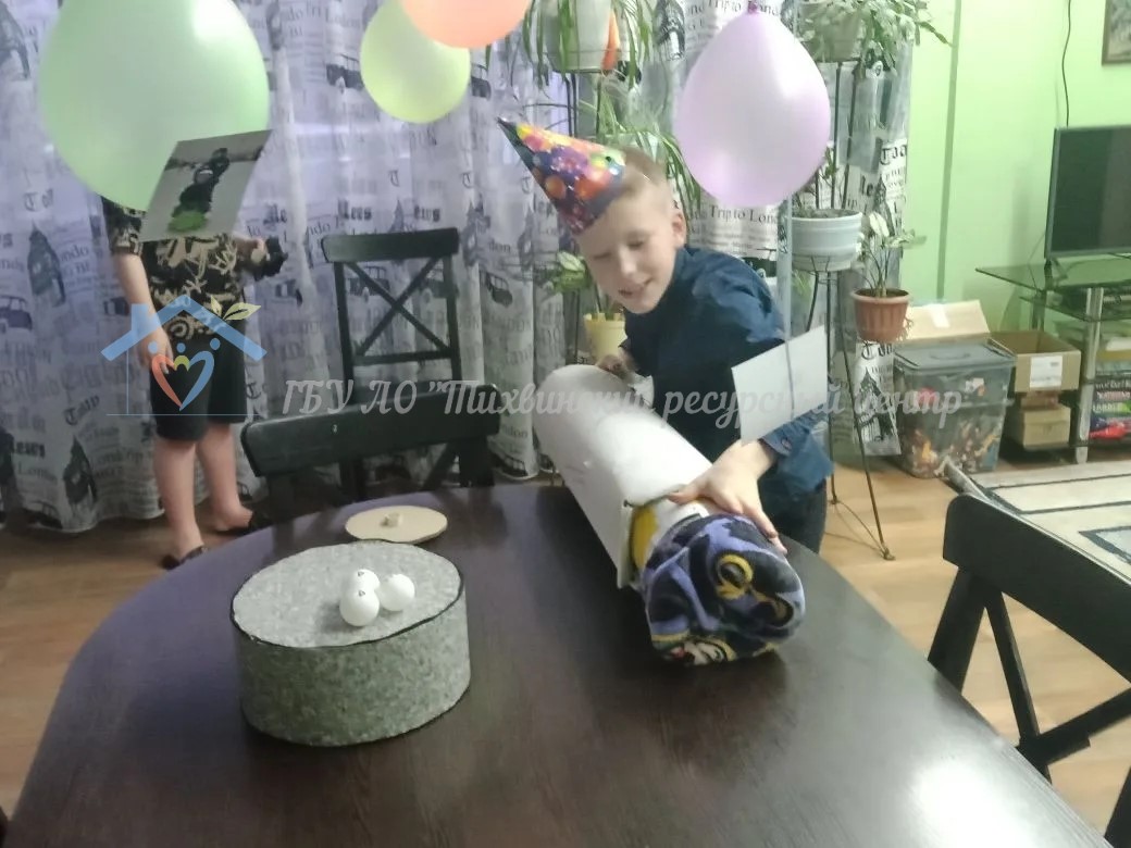 День рождения Кирилла: праздник, наполненный улыбками и вниманием друзей.