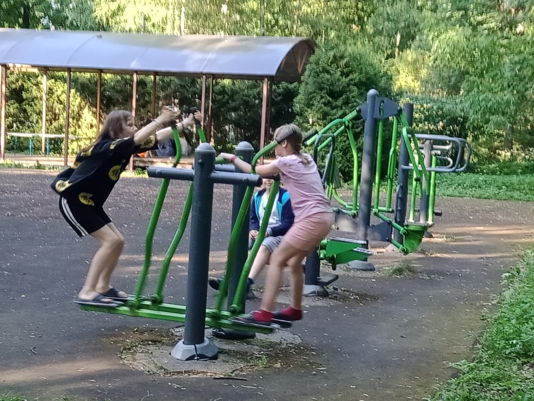 Вечерняя тренировка на уличных тренажёрах.