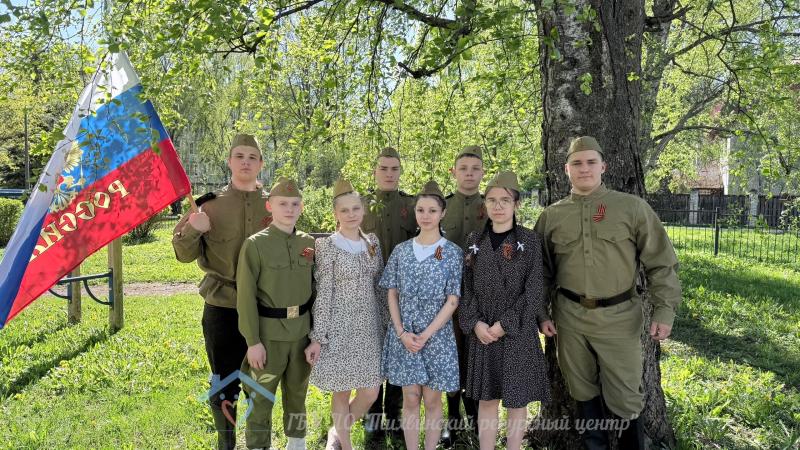 Трогательная фотосессия «Примерь на себя форму прадеда»