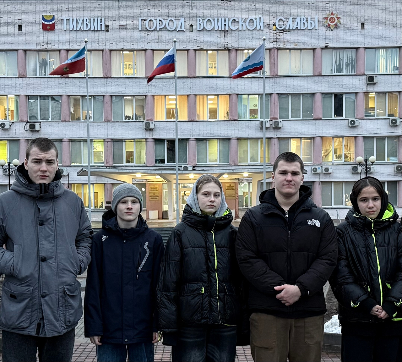 Память сильнее времени: воспитанники ГБУ ЛО «Тихвинский ресурсный центр» почтили память героев-освободителей.