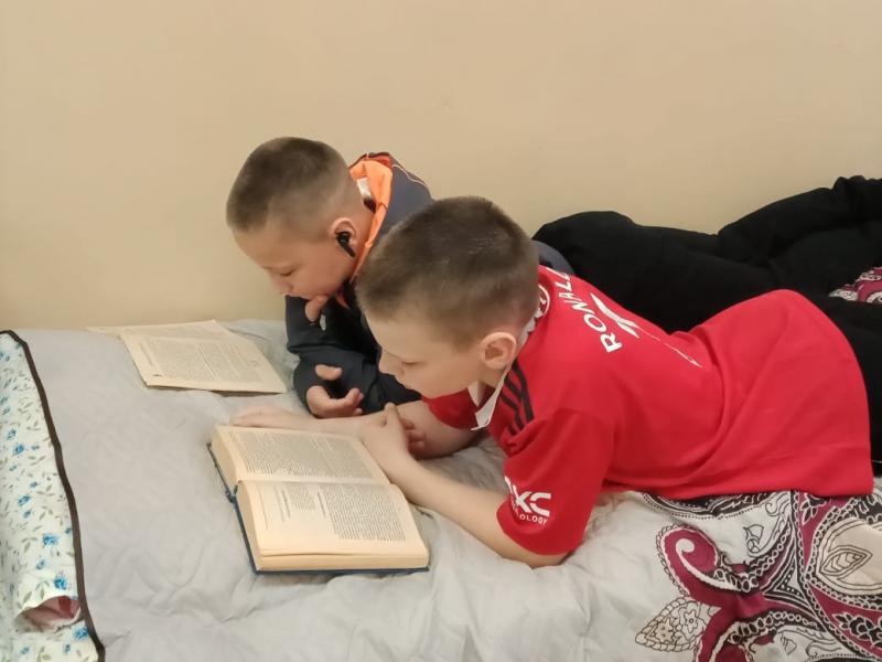 «На досуге летним днём в руки книгу мы берём»