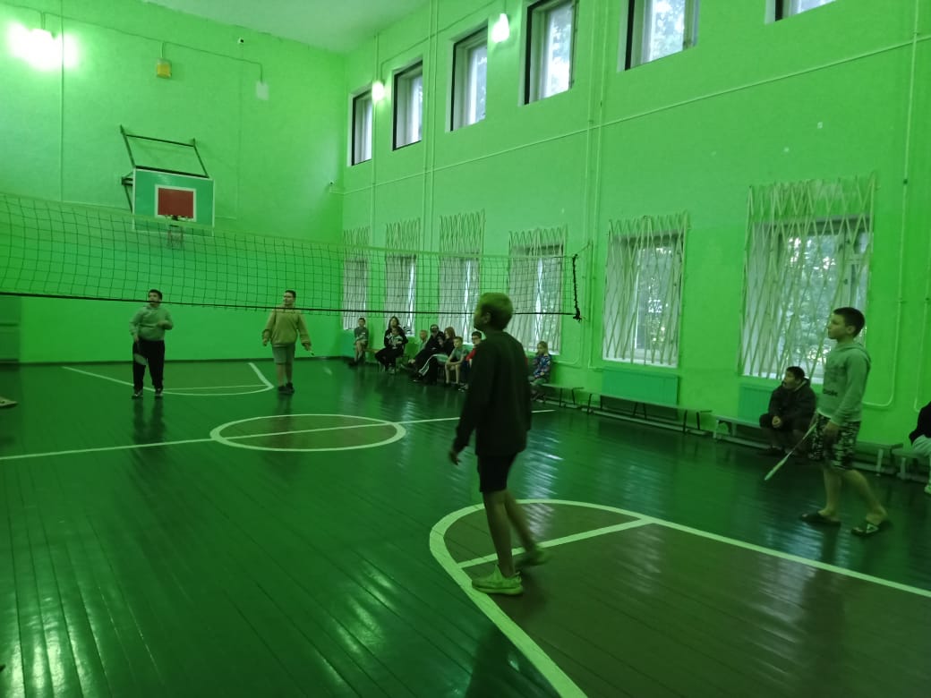 Соревнования по бадминтону
