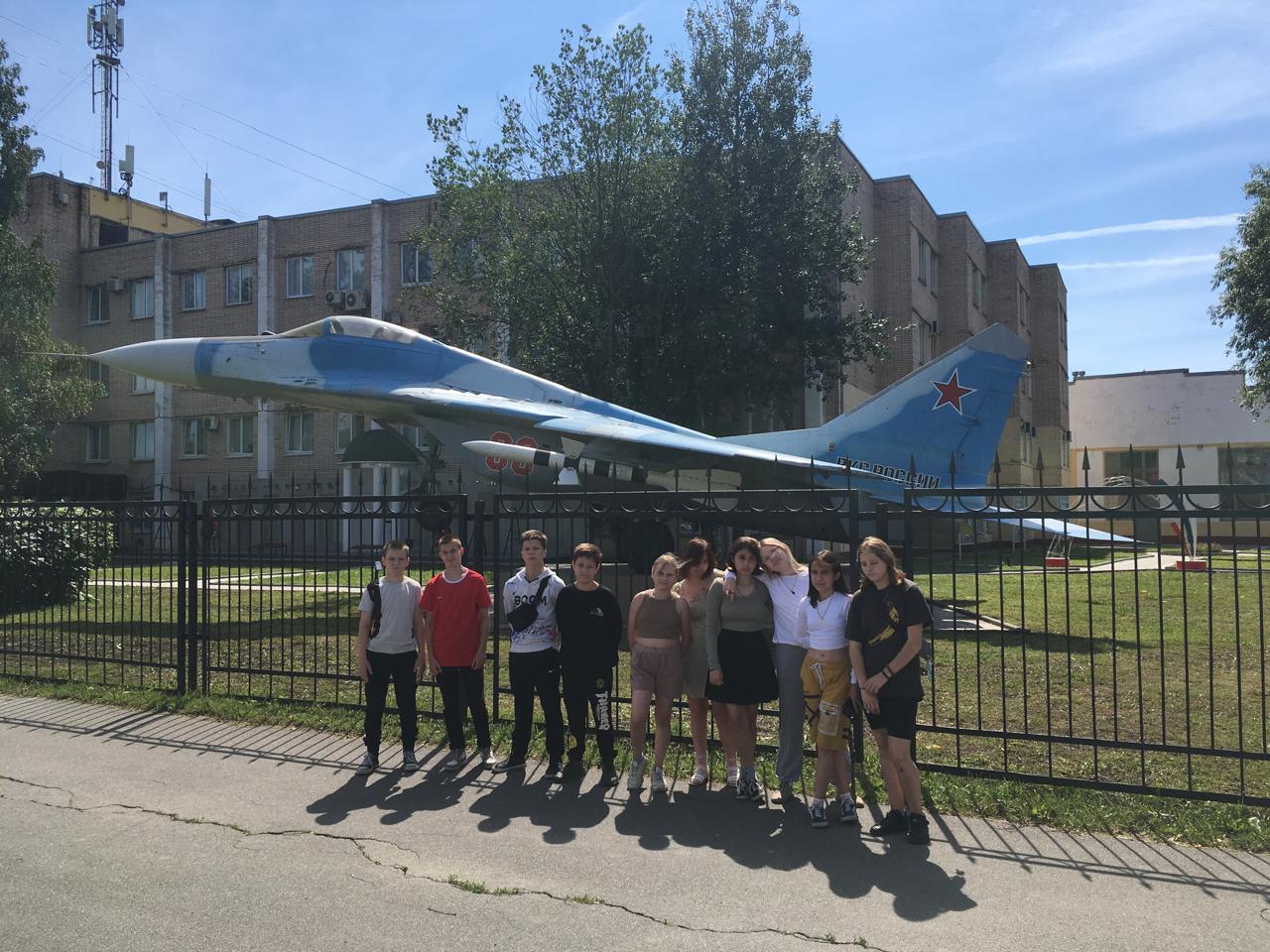 На экскурсии к памятнику «Самолёт-истребитель МиГ-29»