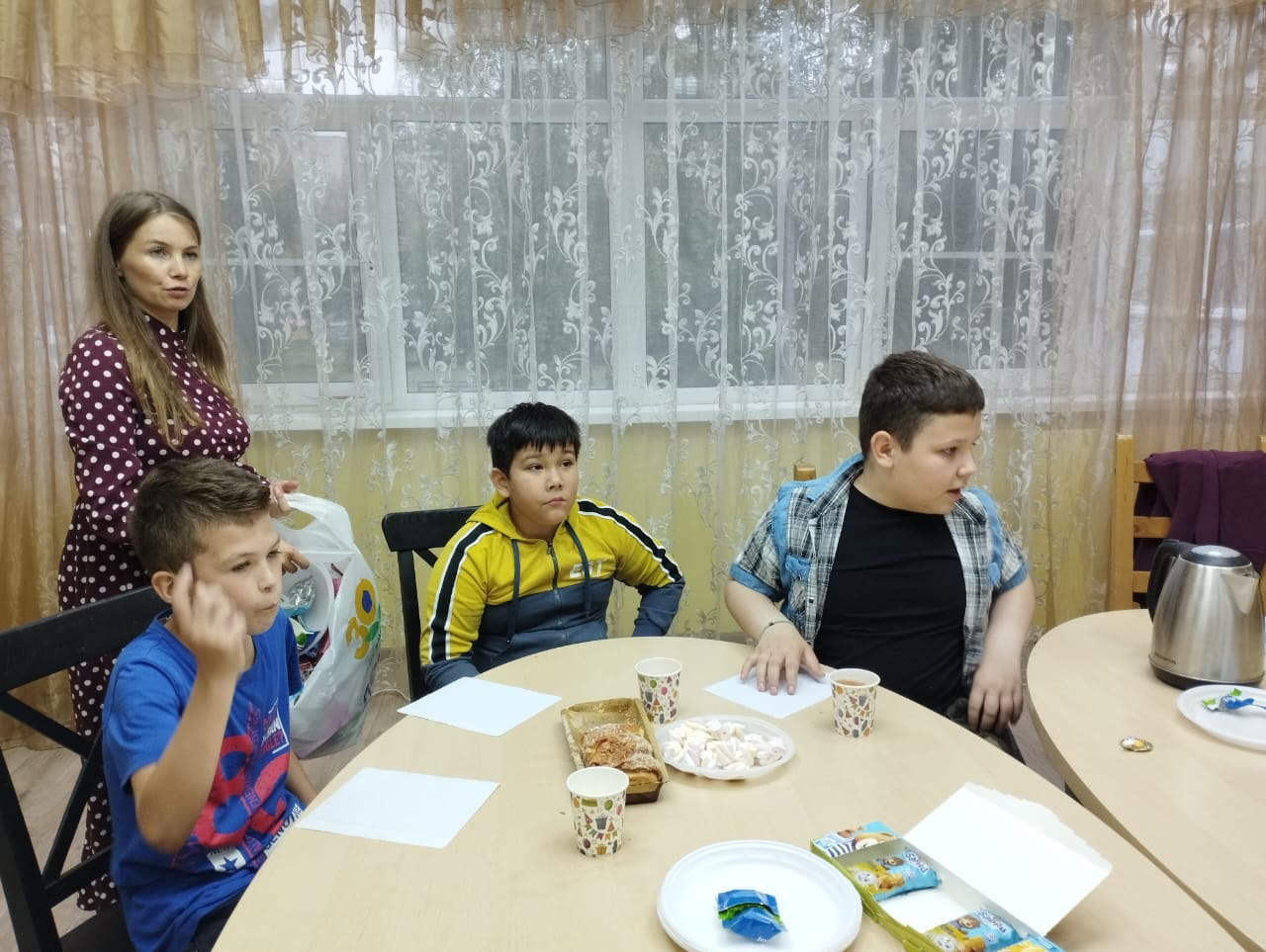 В рамках  волонтерской деятельности  к воспитанникам ГБУ ЛО "Тихвинский ресурсный центр" пришли гости из Воскресной школы