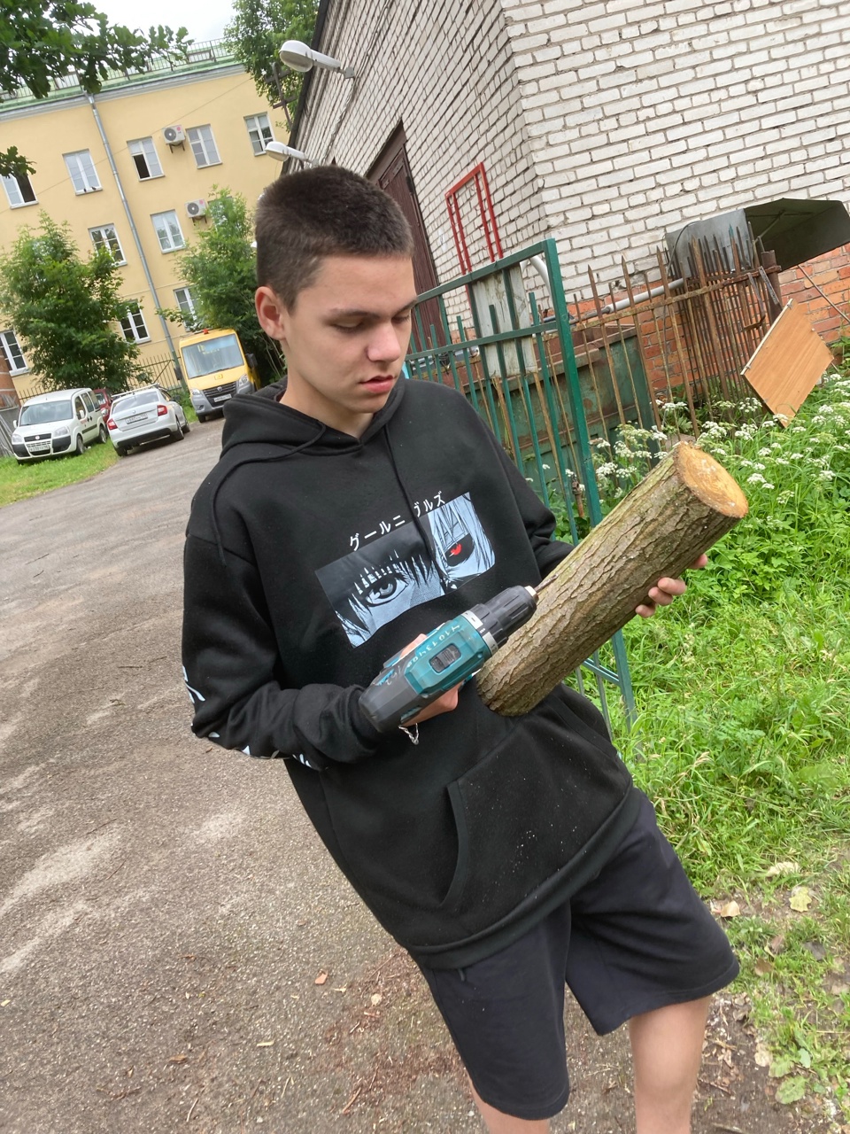 Подготовка к конкурсу поделок из природных материалов. Креативят юноши.