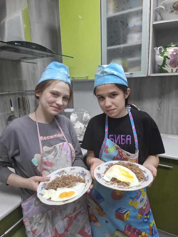 «Пожарная кулинария»: учимся готовить быстрый и сытный ужин из минимального набора продуктов.