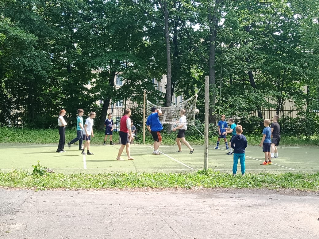 Играем в подвижные игры с мячом на свежем воздухе