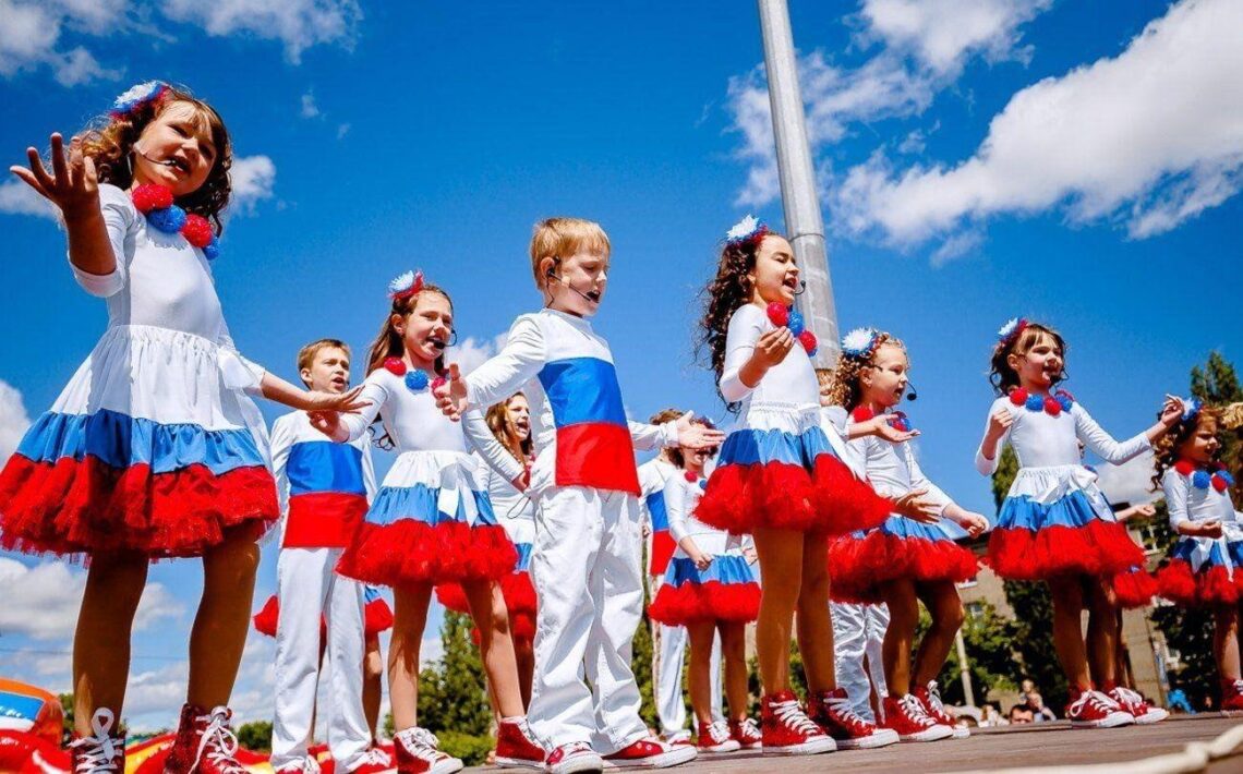 ГБУ ЛО «Тихвинский ресурсный центр» информирует о формировании Всероссийского обзора «Дети России – сила государства»