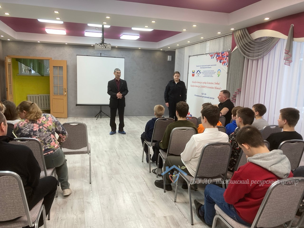 Председатель Совета ветеранов ОМВД поздравил воспитанников Тихвинского ресурсного центра с Днём защитника Отечества.