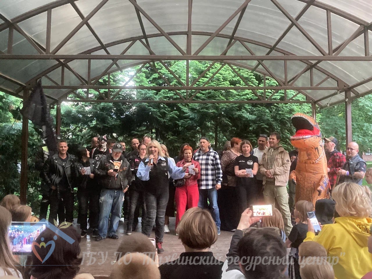 Завершение сезона добрых дел: воспитанники Тихвинского ресурсного центра поблагодарили байкеров «Крылья Света»