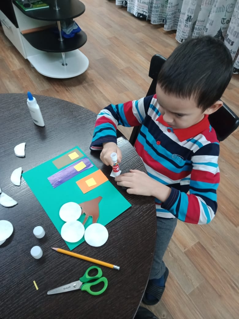 "В город пришла зима": юные мастера создают зимние пейзажи в технике аппликации