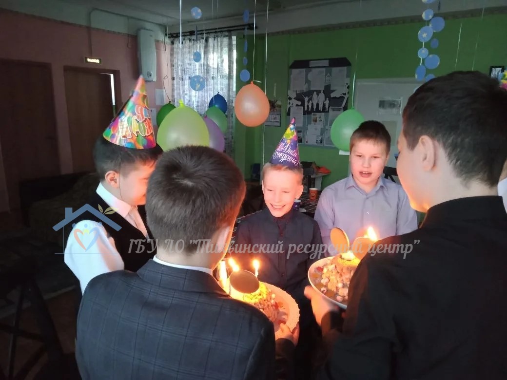 День рождения Кирилла: праздник, наполненный улыбками и вниманием друзей.