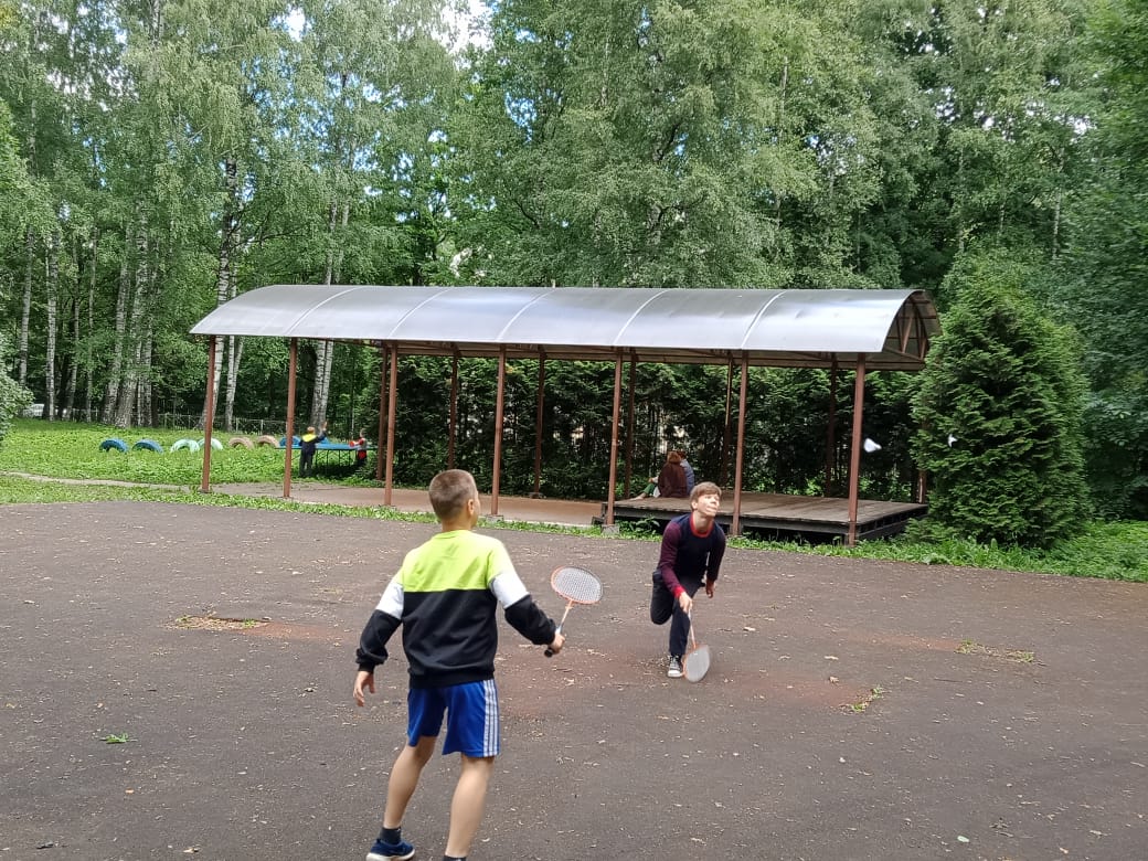 Активно играем в бадминтон и теннис