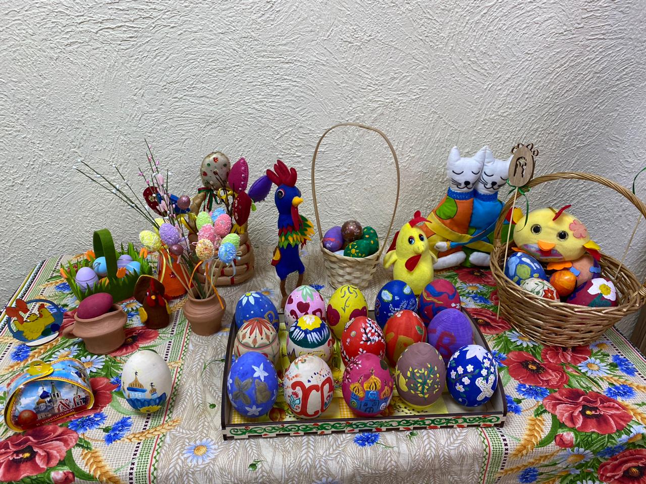 Дети раскрашивают пасхальные яйца