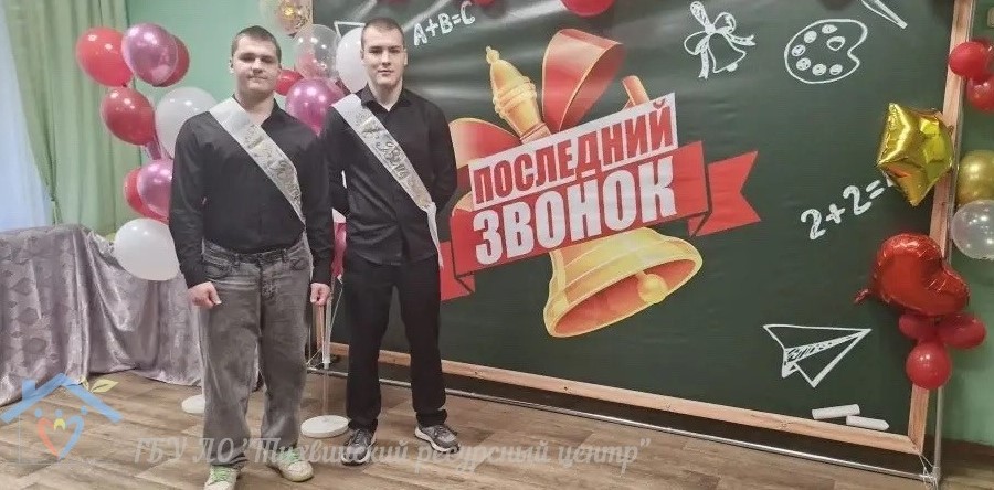 Выпускники прощаются со школой
