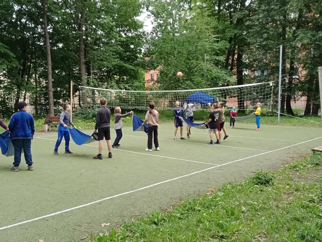 Пионербол пляжными пледами