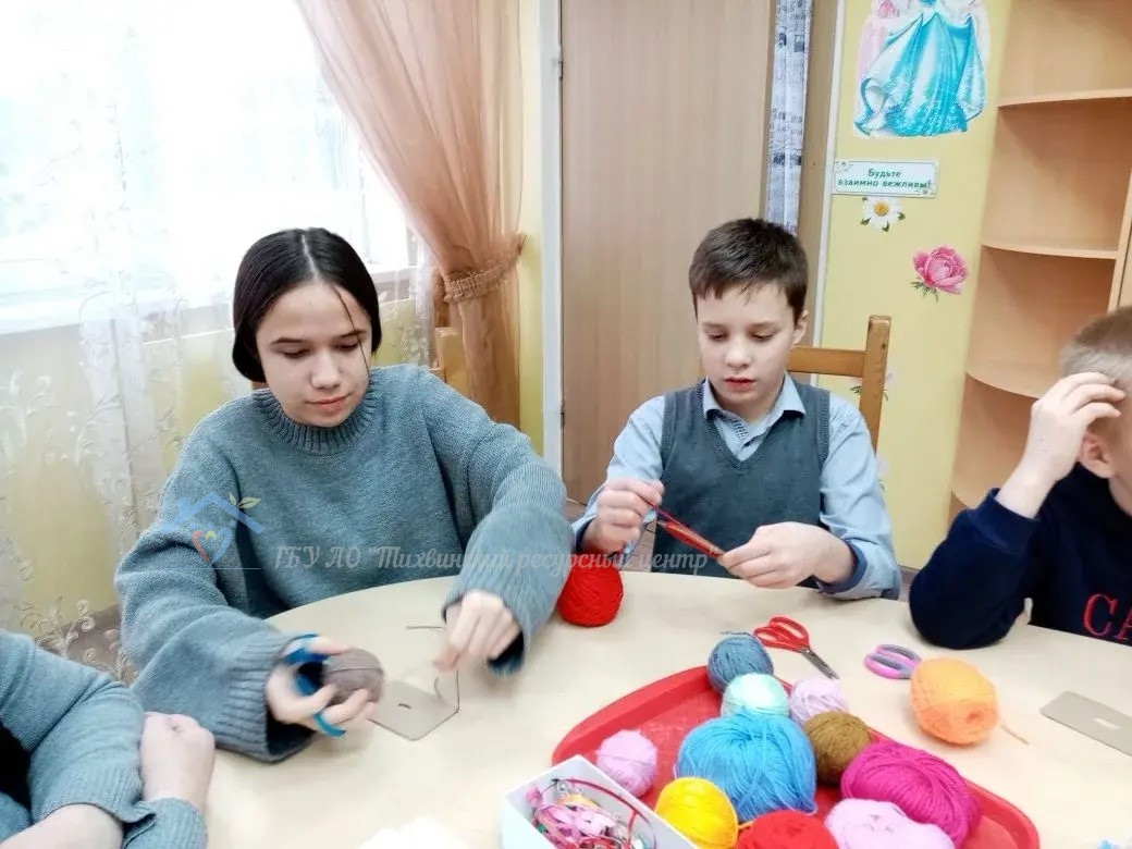Волшебство из пряжи: в Тихвинском ресурсном центре прошел конкурс «Куколка из ниток»