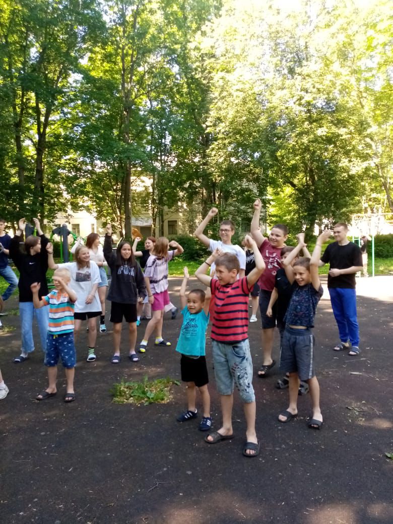 Воспитанникам Тихвинского ресурсного центра подарили яркое шоу с аниматорами