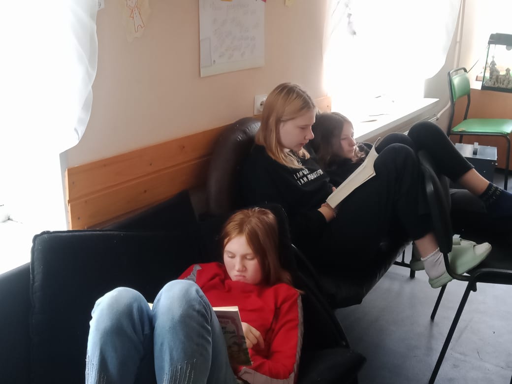 «На досуге летним днём в руки книгу мы берём»