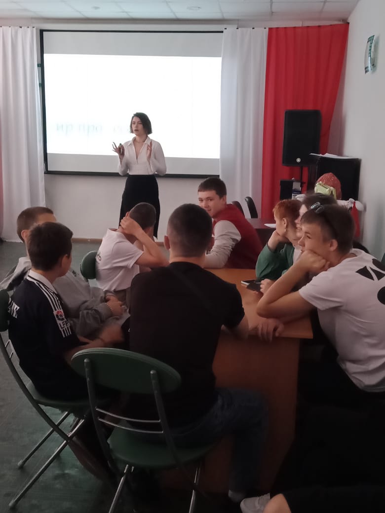 Воспитанники ГБУ ЛО «Тихвинский ресурсный центр» посетили библиотеку на Комендантском проспекте в г.Пушкин