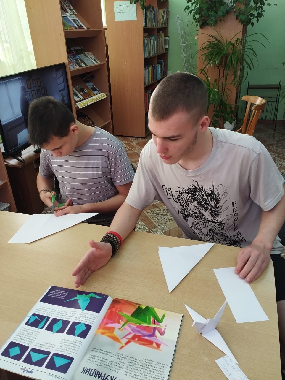 В память о павших: воспитанники центра приняли участие в акции «Белые журавли»