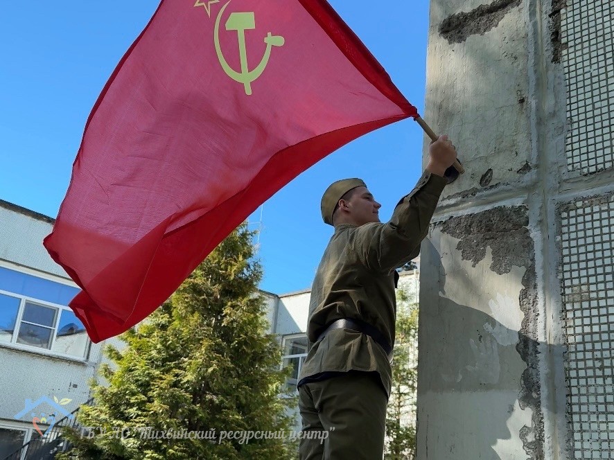 Трогательная фотосессия «Примерь на себя форму прадеда»