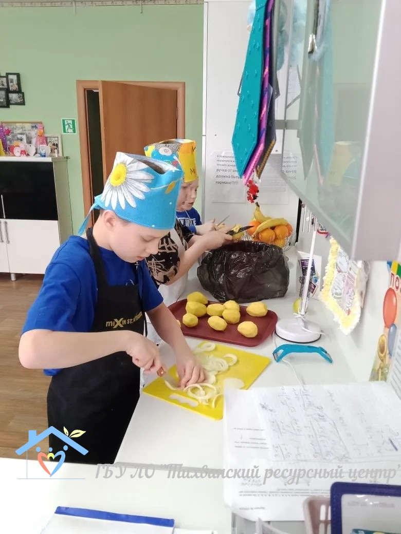 День рождения Кирилла: праздник, наполненный улыбками и вниманием друзей.