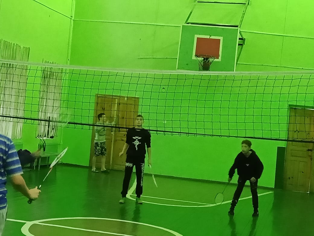 Соревнования по бадминтону