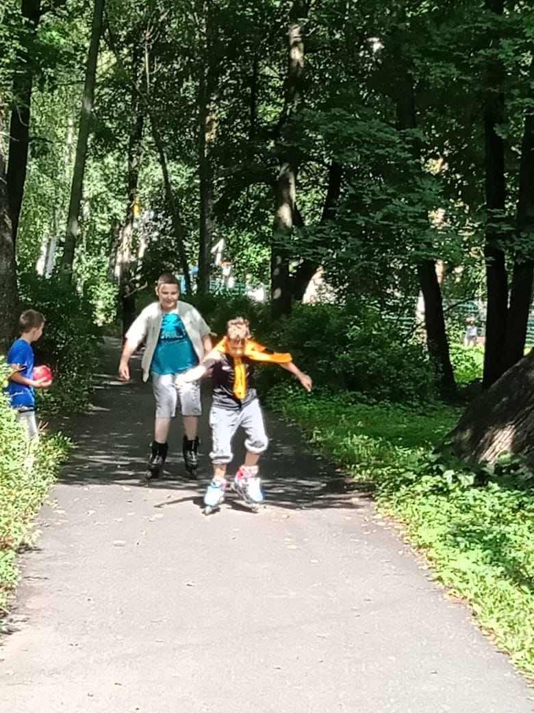 Учим ребенка кататься на роликах