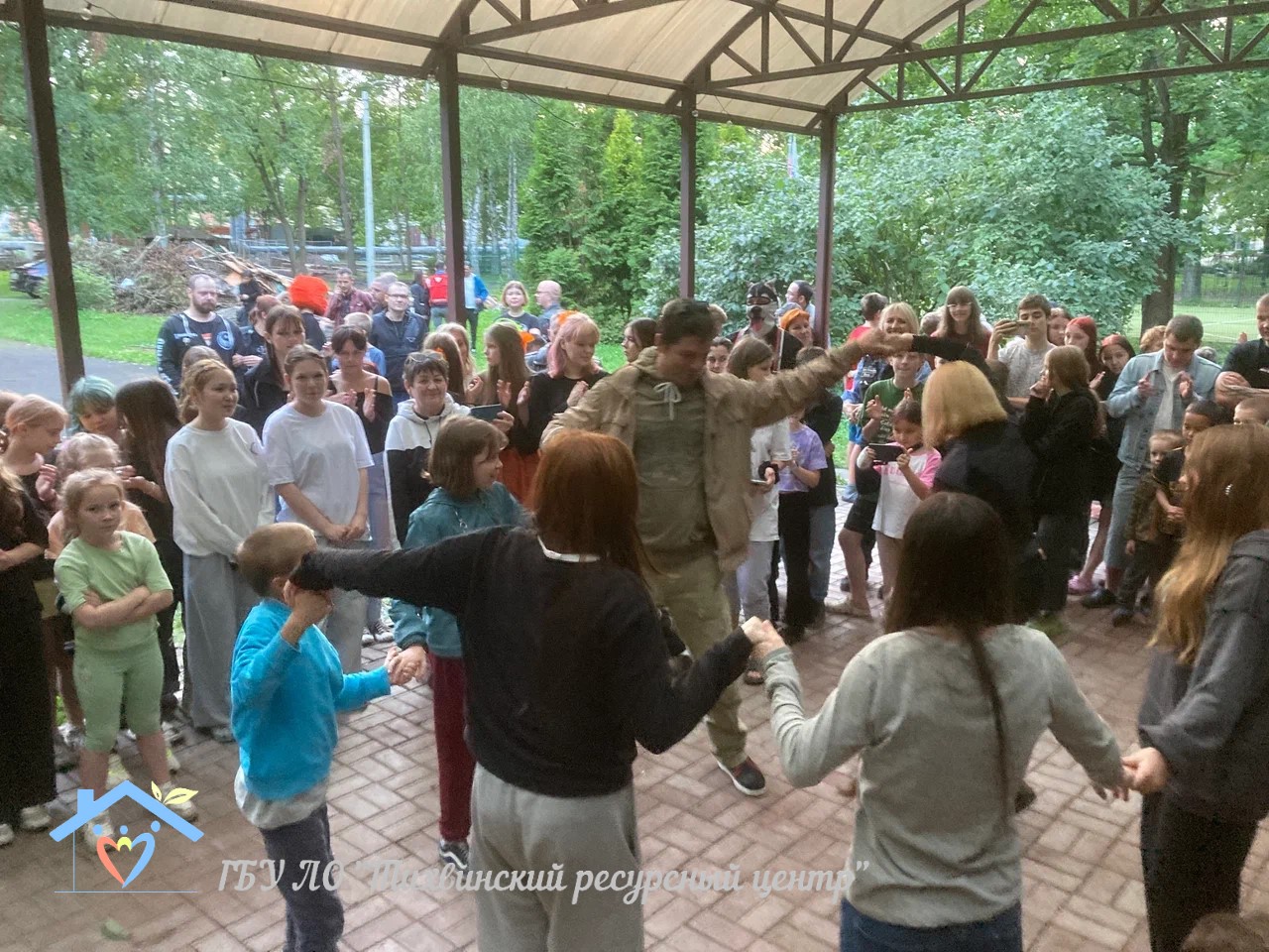 Завершение сезона добрых дел: воспитанники Тихвинского ресурсного центра поблагодарили байкеров «Крылья Света»